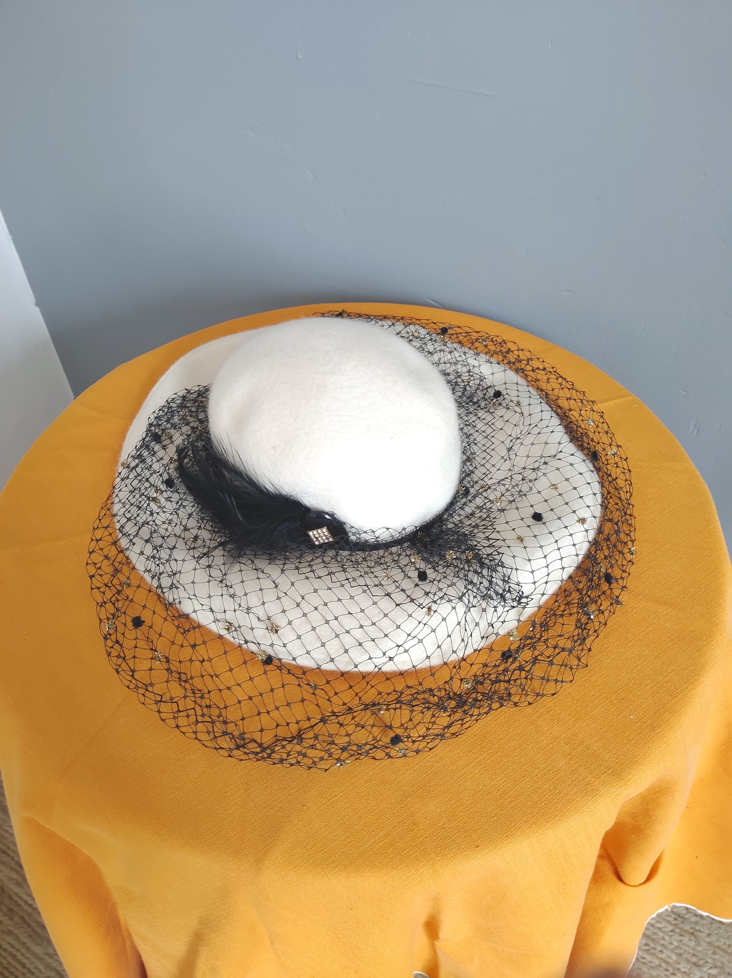 Chapeau en feutrine et voilette