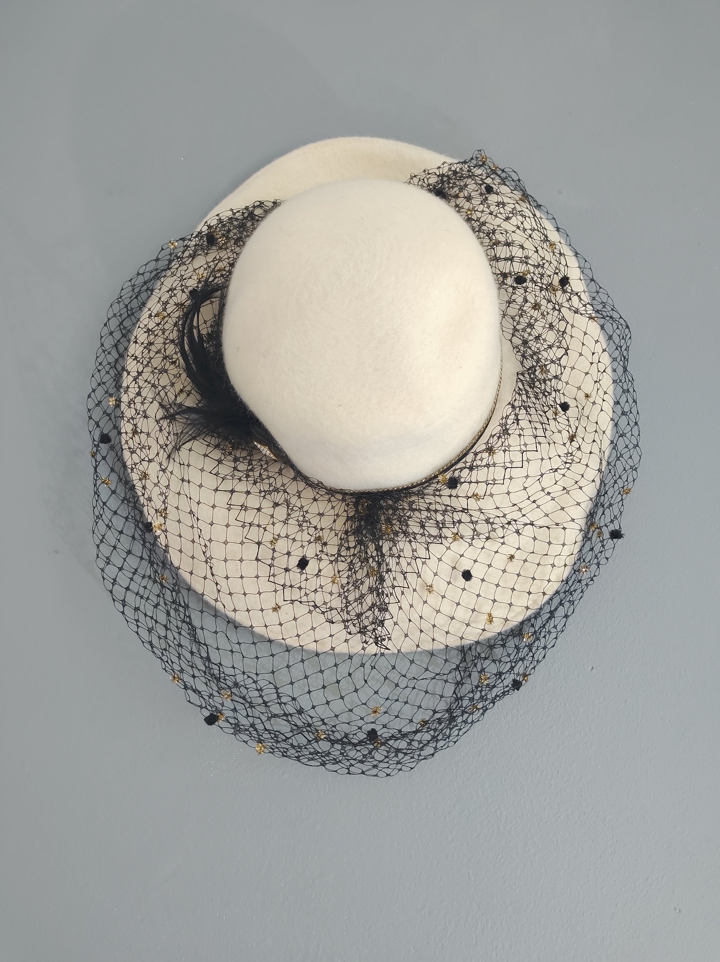 Chapeau en feutrine et voilette