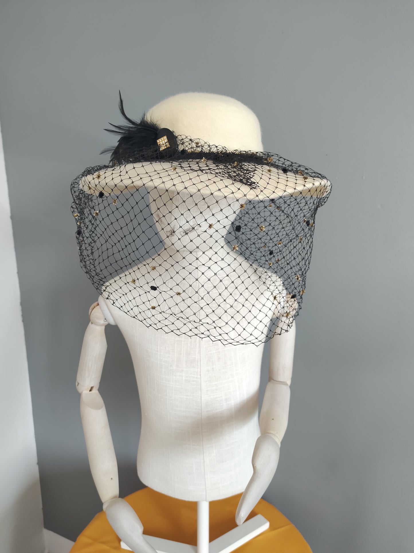 Chapeau en feutrine et voilette