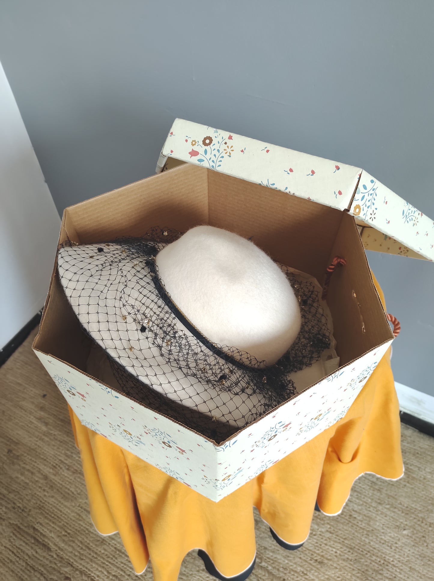 Chapeau en feutrine et voilette